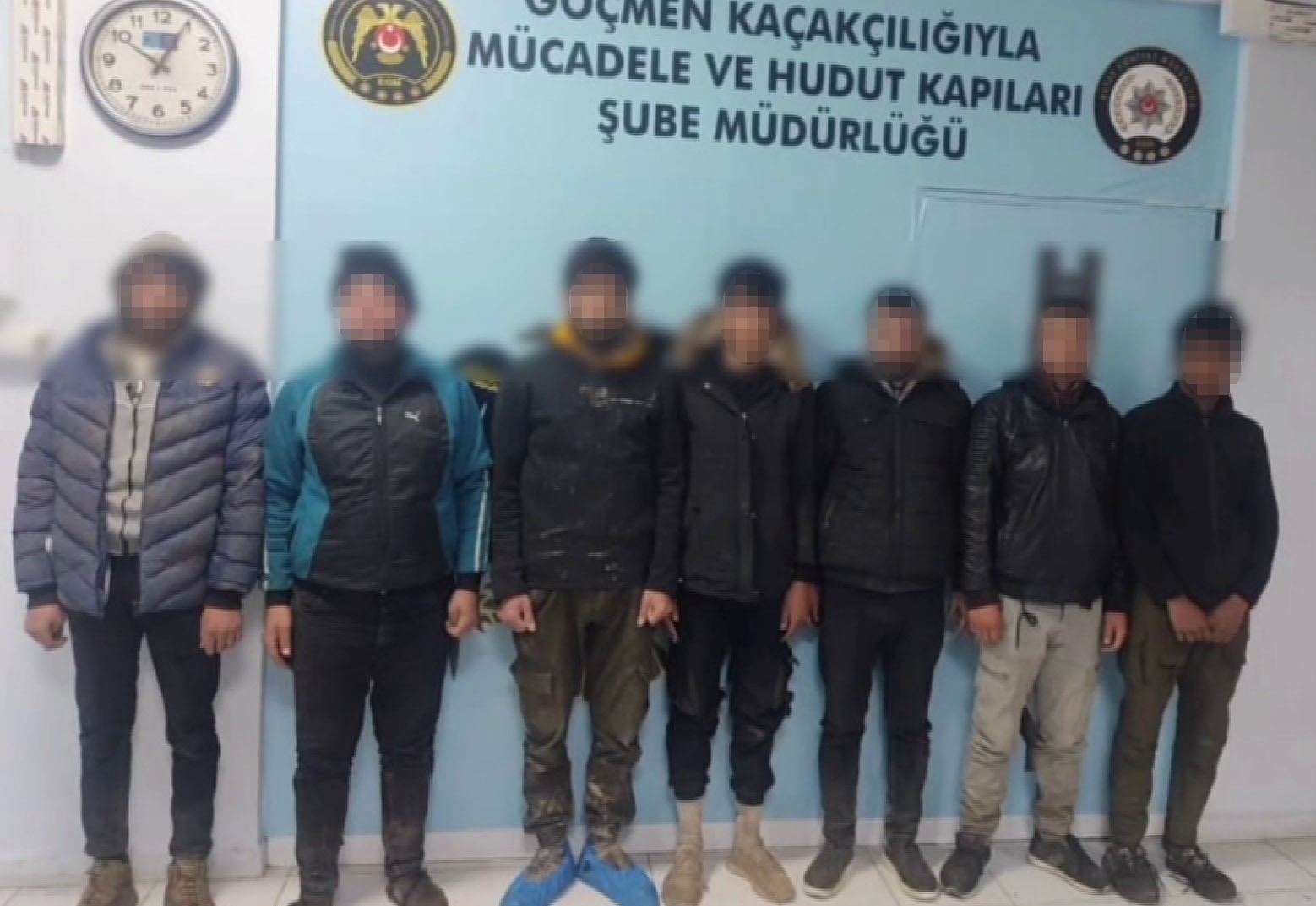 Polisten kaçan insan tacirinin kaza yaptığı operasyonda 10 göçmen yakalandı 5 polisten kacan insan tacirinin kaza yaptigi operasyonda 10 gocmen yakalandi 1 svCnmJsb