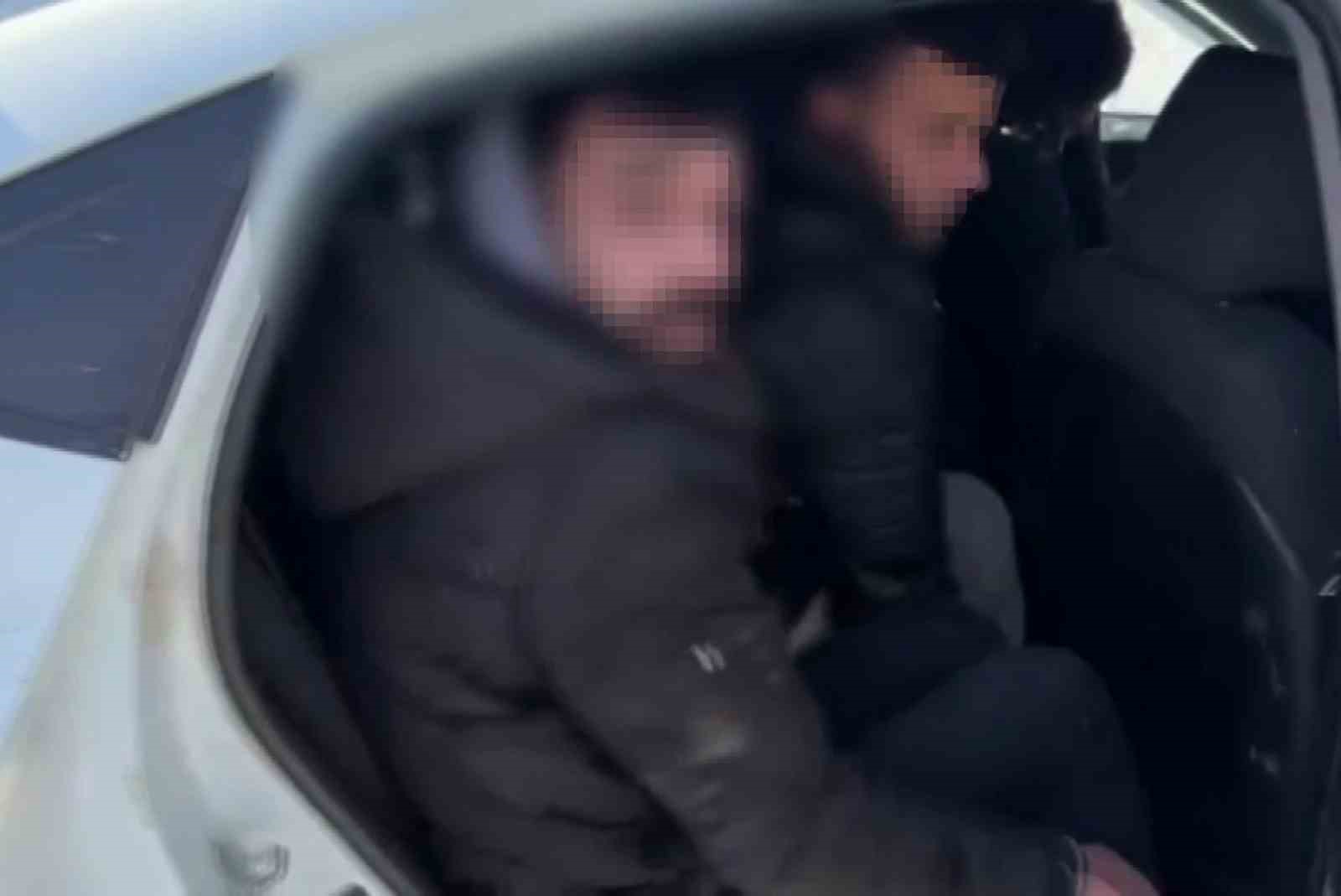Polisten kaçan insan tacirinin kaza yaptığı operasyonda 10 göçmen yakalandı 7 polisten kacan insan tacirinin kaza yaptigi operasyonda 10 gocmen yakalandi 3
