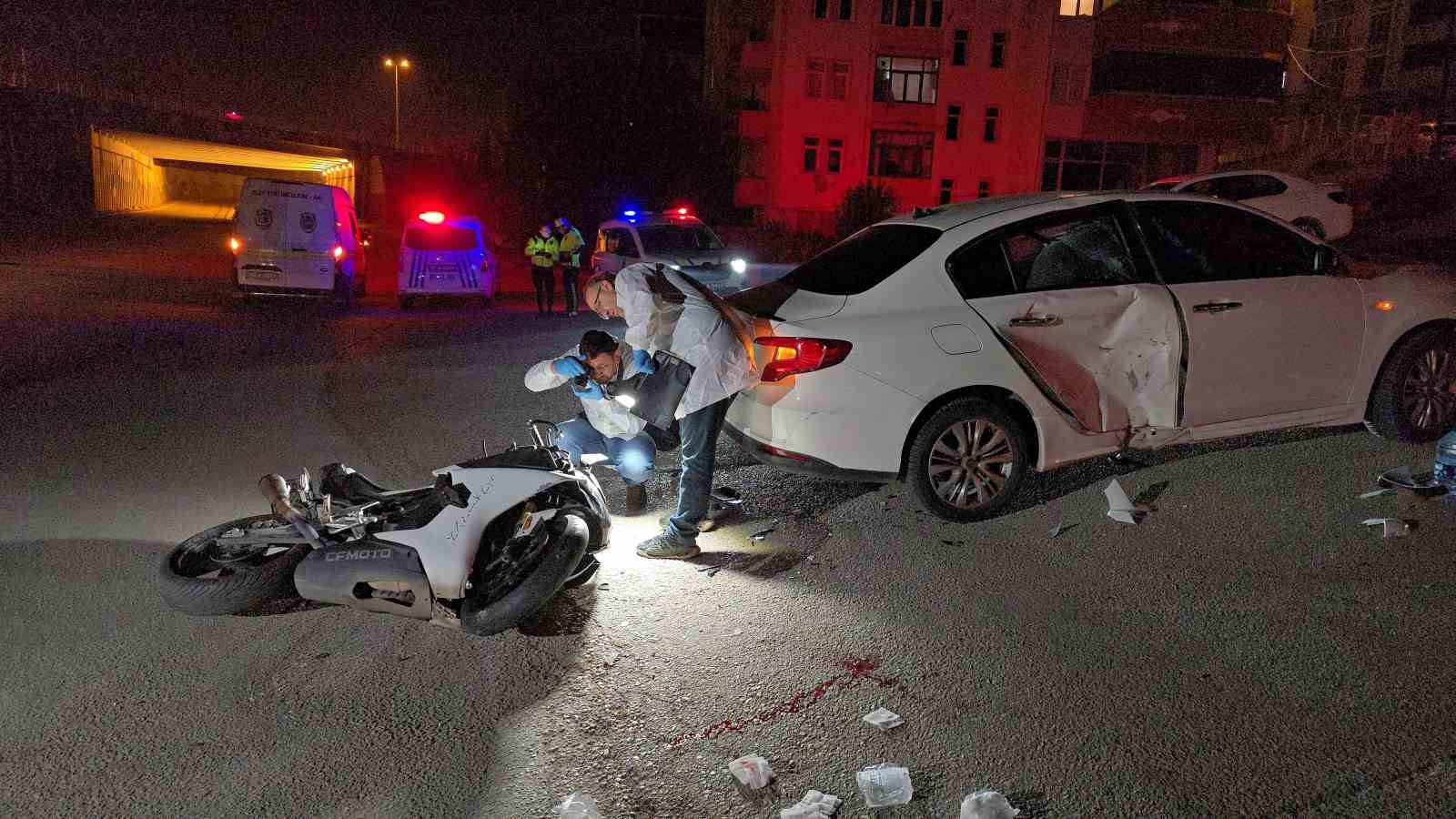 polisten kacan motosiklet otomobile carpti 2 yarali 0