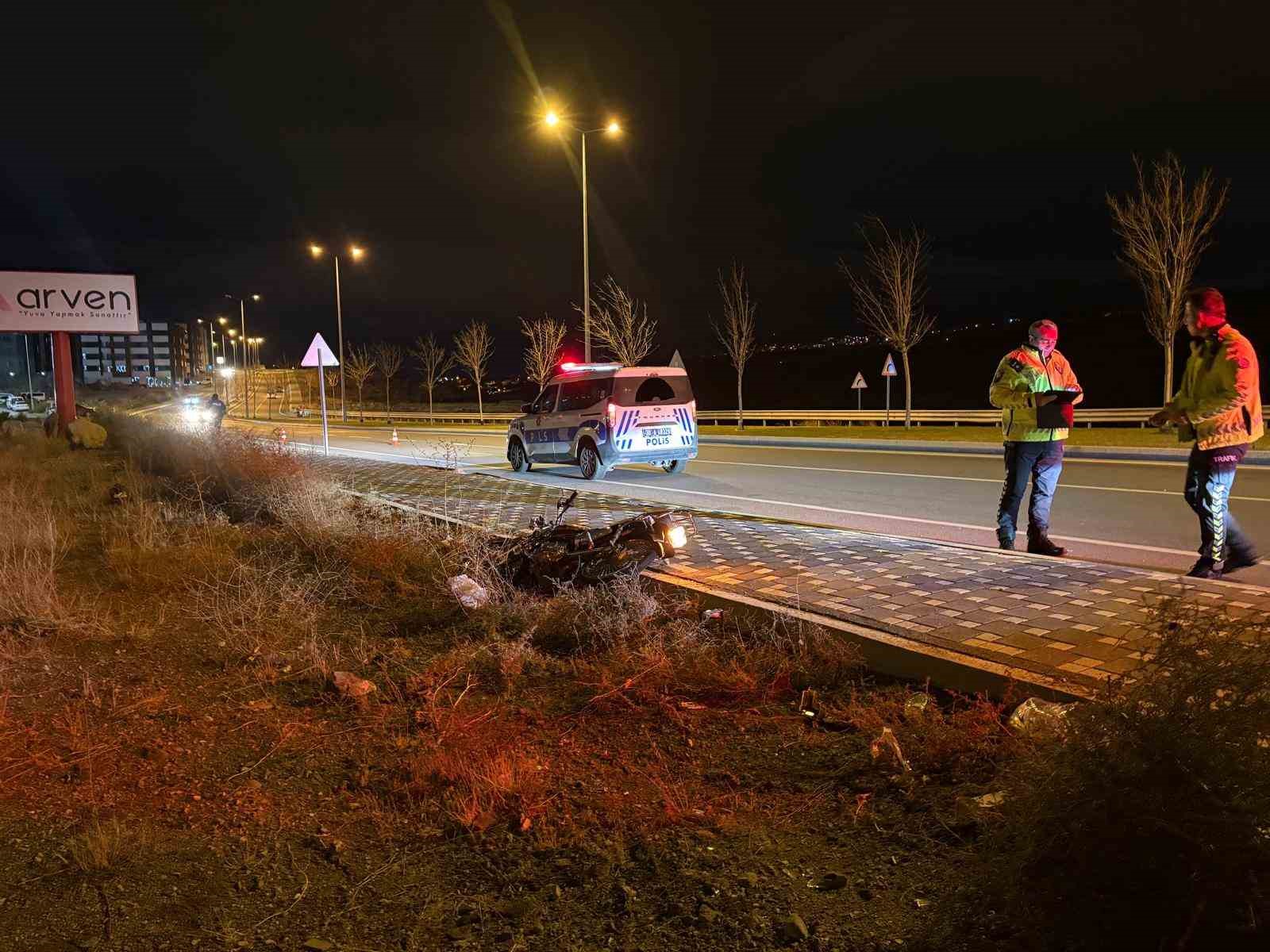 polisten kacan motosiklet surucusu ters yone girerek kaza yapti 1 yarali 0 wUJ5CzOP