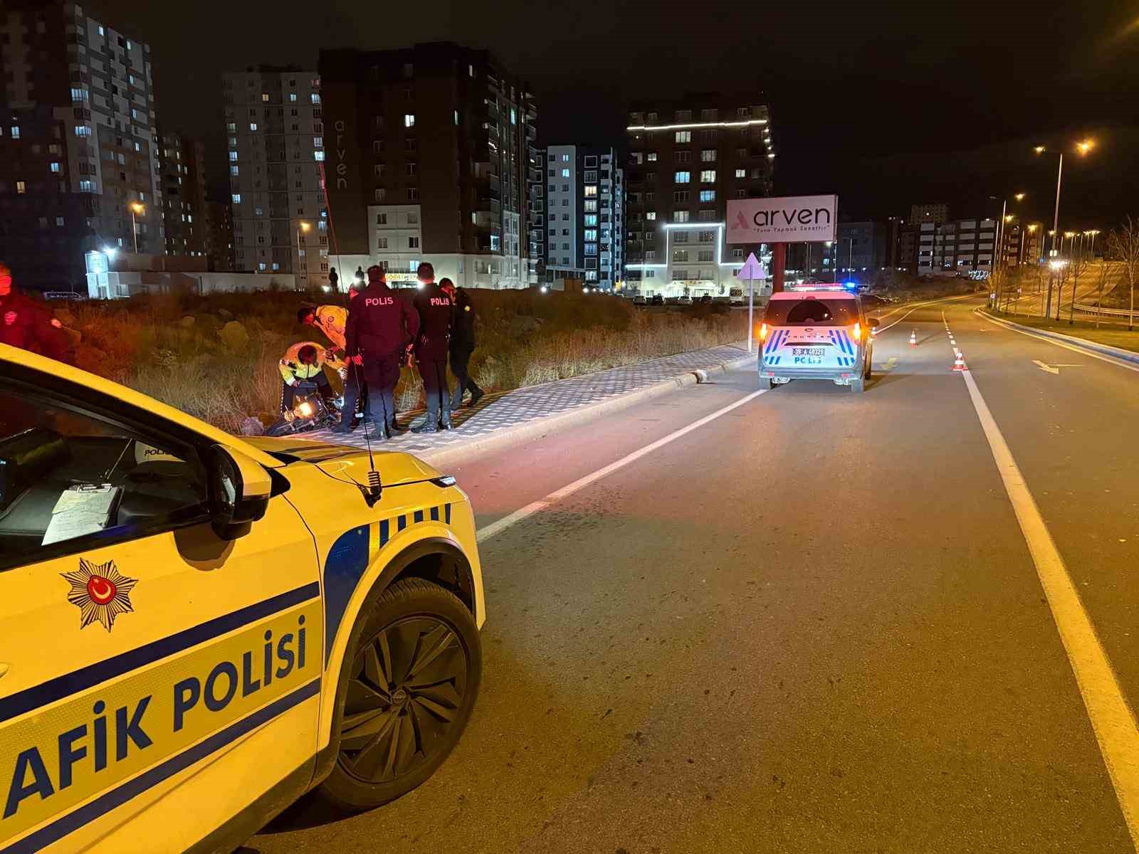 polisten kacan motosiklet surucusu ters yone girerek kaza yapti 1 yarali 3 9Dppd5rG