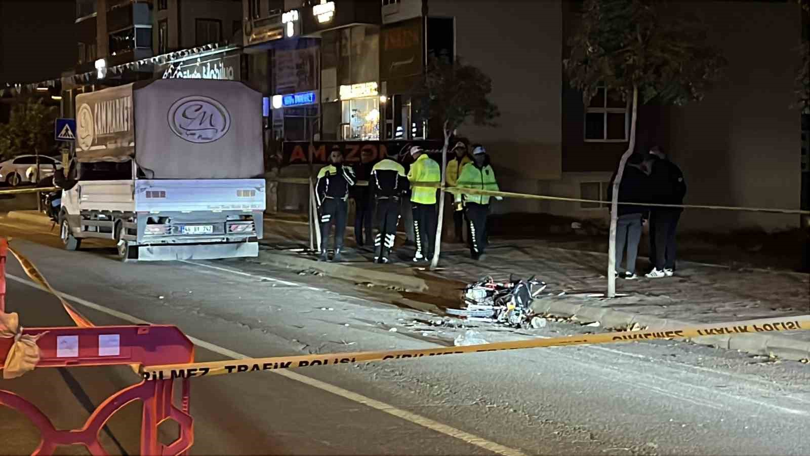 Polisten kaçan motosikletli, park halindeki kamyonete çarptı: 1 ölü 1 yaralı 4 polisten kacan motosikletli park halindeki kamyonete carpti 1 olu 1 yarali 0 yhRHKPii