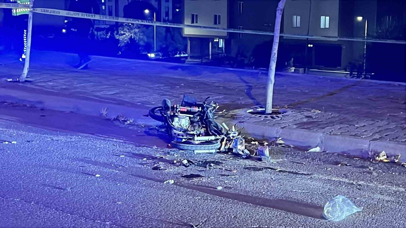 Polisten kaçan motosikletli, park halindeki kamyonete çarptı: 1 ölü 1 yaralı 5 polisten kacan motosikletli park halindeki kamyonete carpti 1 olu 1 yarali 1 C8YmstRX