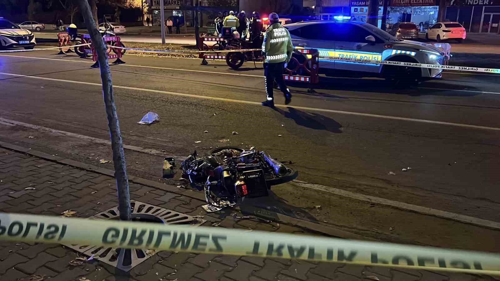 Polisten kaçan motosikletli, park halindeki kamyonete çarptı: 1 ölü 1 yaralı 7 polisten kacan motosikletli park halindeki kamyonete carpti 1 olu 1 yarali 3 utmdOezj