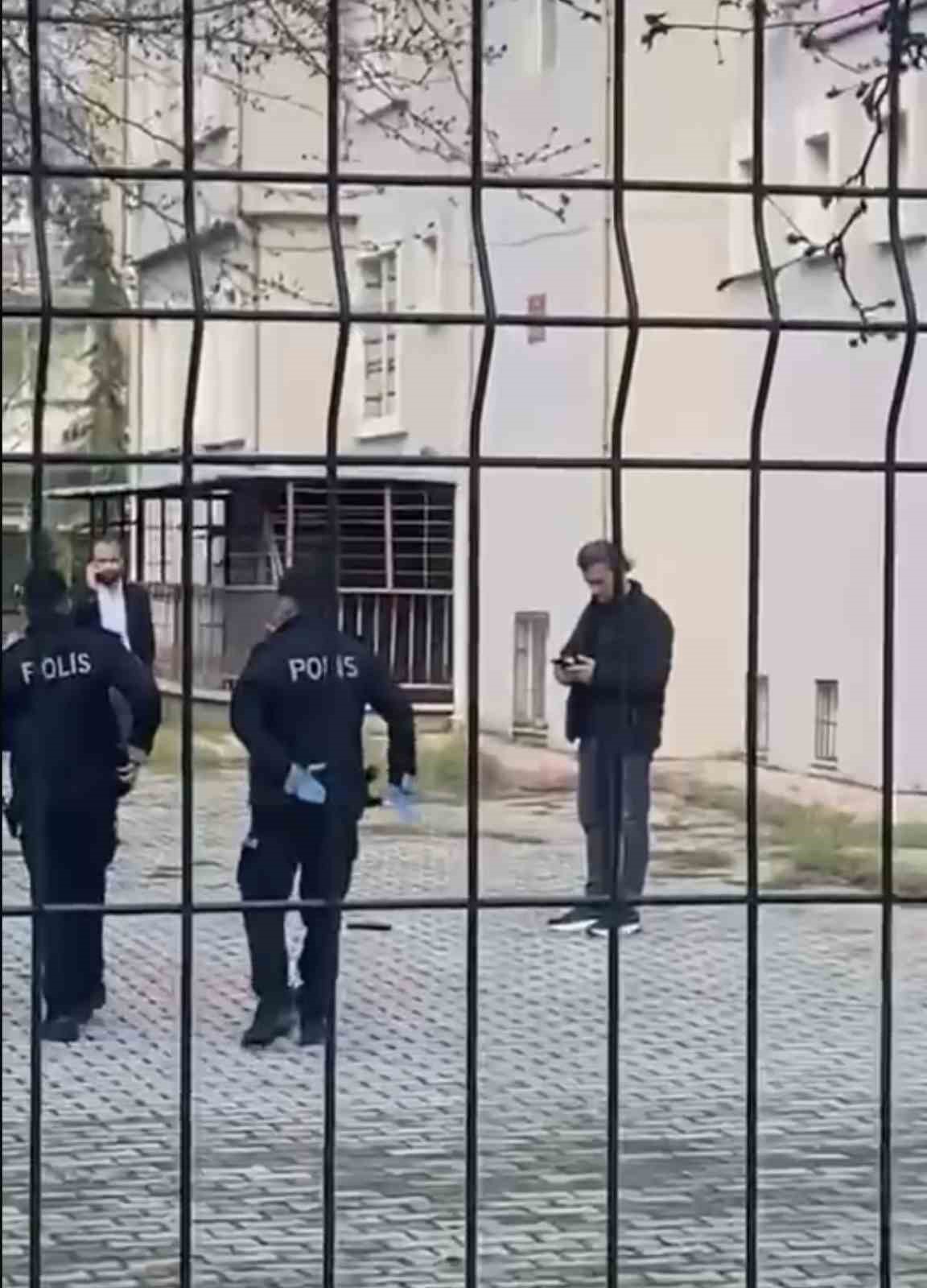 polisten kacan sahis tabancasini okul bahcesine atti 0 cJK8Idrf