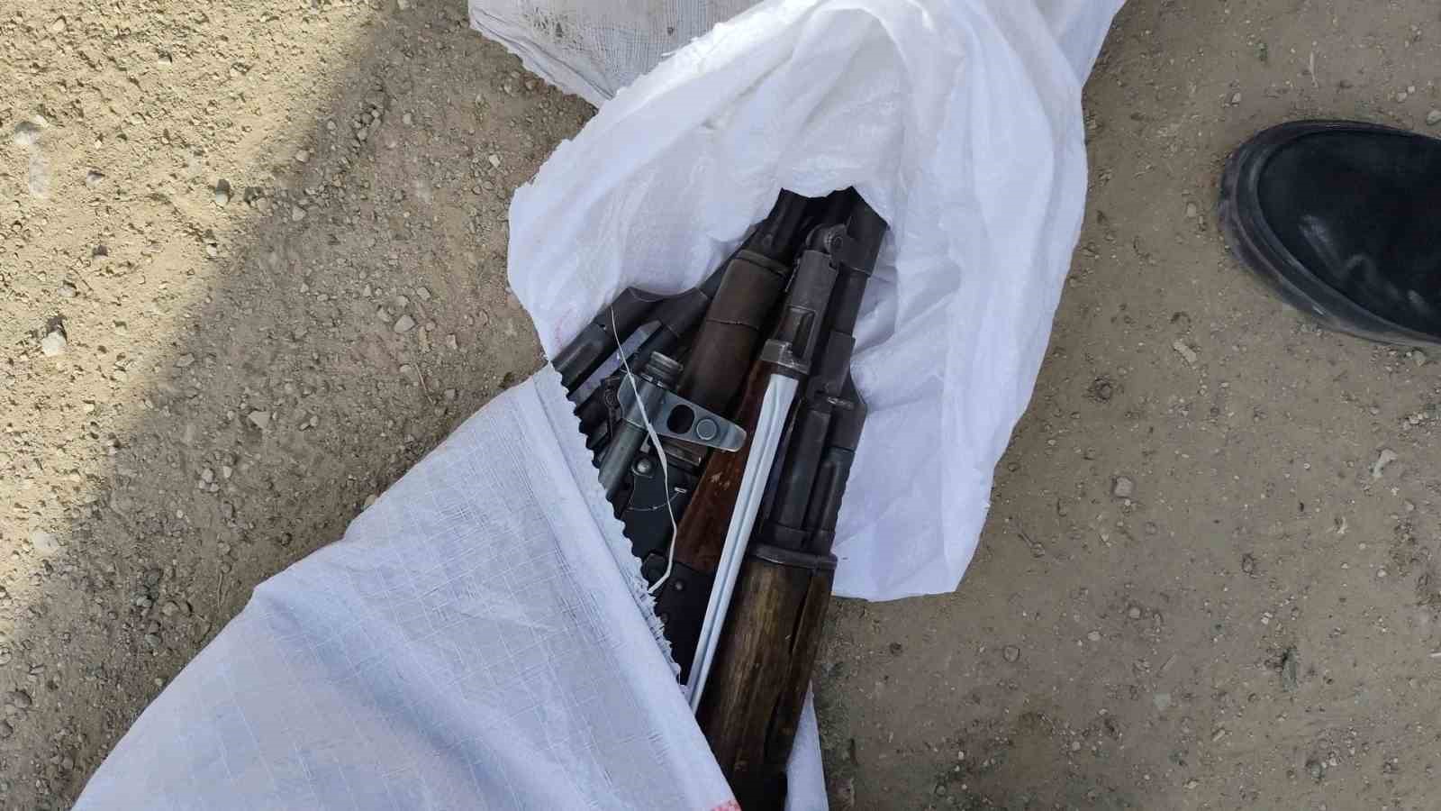Polisten kaçarken içi kalaşnikof dolu çuvalı yola atan şahıslar yakayı ele verdi 4 polisten kacarken ici kalasnikof dolu cuvali yola atan sahislar yakayi ele verdi 0