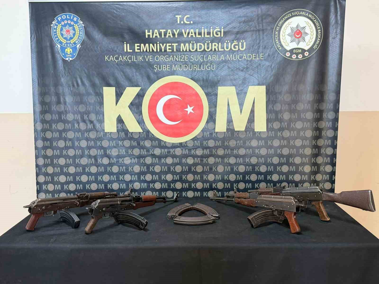 Polisten kaçarken içi kalaşnikof dolu çuvalı yola atan şahıslar yakayı ele verdi 5 polisten kacarken ici kalasnikof dolu cuvali yola atan sahislar yakayi ele verdi 1 a4ickKTf