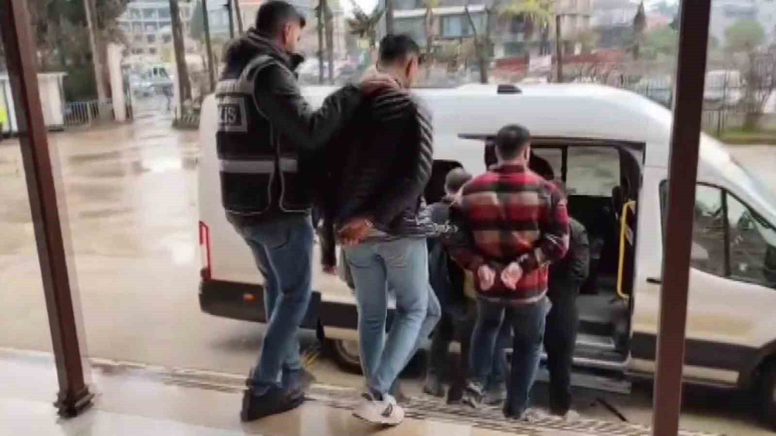 Polisten kaçarken içi kalaşnikof dolu çuvalı yola atan şahıslar yakayı ele verdi 7 polisten kacarken ici kalasnikof dolu cuvali yola atan sahislar yakayi ele verdi 3 Vy4D4r68