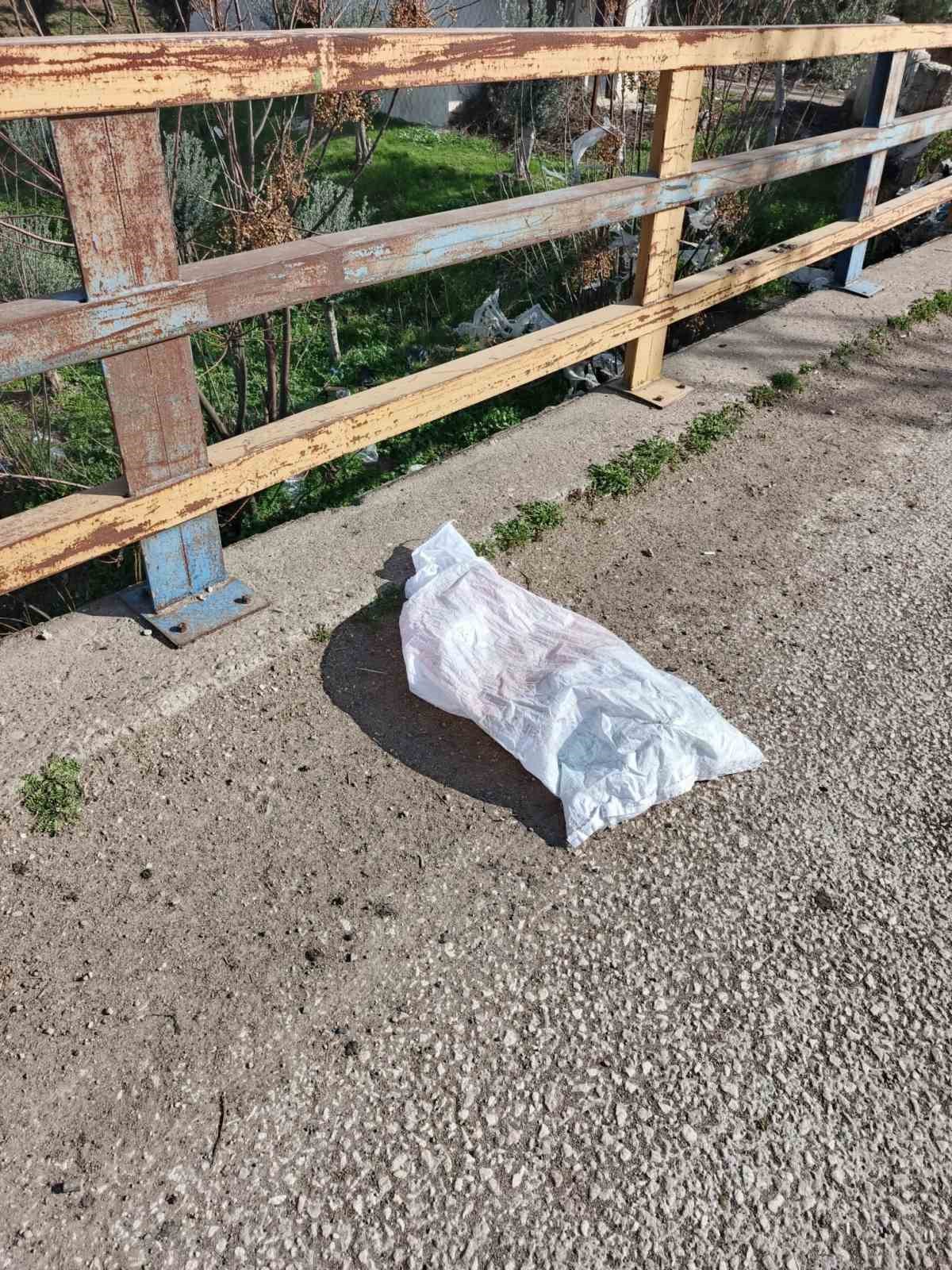 Polisten kaçarken içi kalaşnikof dolu çuvalı yola atan şahıslar yakayı ele verdi 8 polisten kacarken ici kalasnikof dolu cuvali yola atan sahislar yakayi ele verdi 4 nzUHrrYK