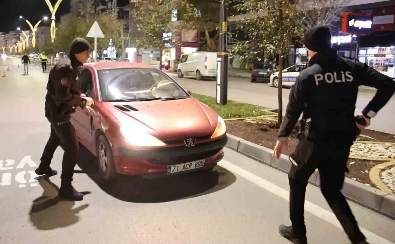 Polisten kaçmak isteyen 15 yaşındaki sürücü böyle yakalandı 4 polisten kacmak isteyen 15 yasindaki surucu boyle yakalandi 0 lnBFl6cm