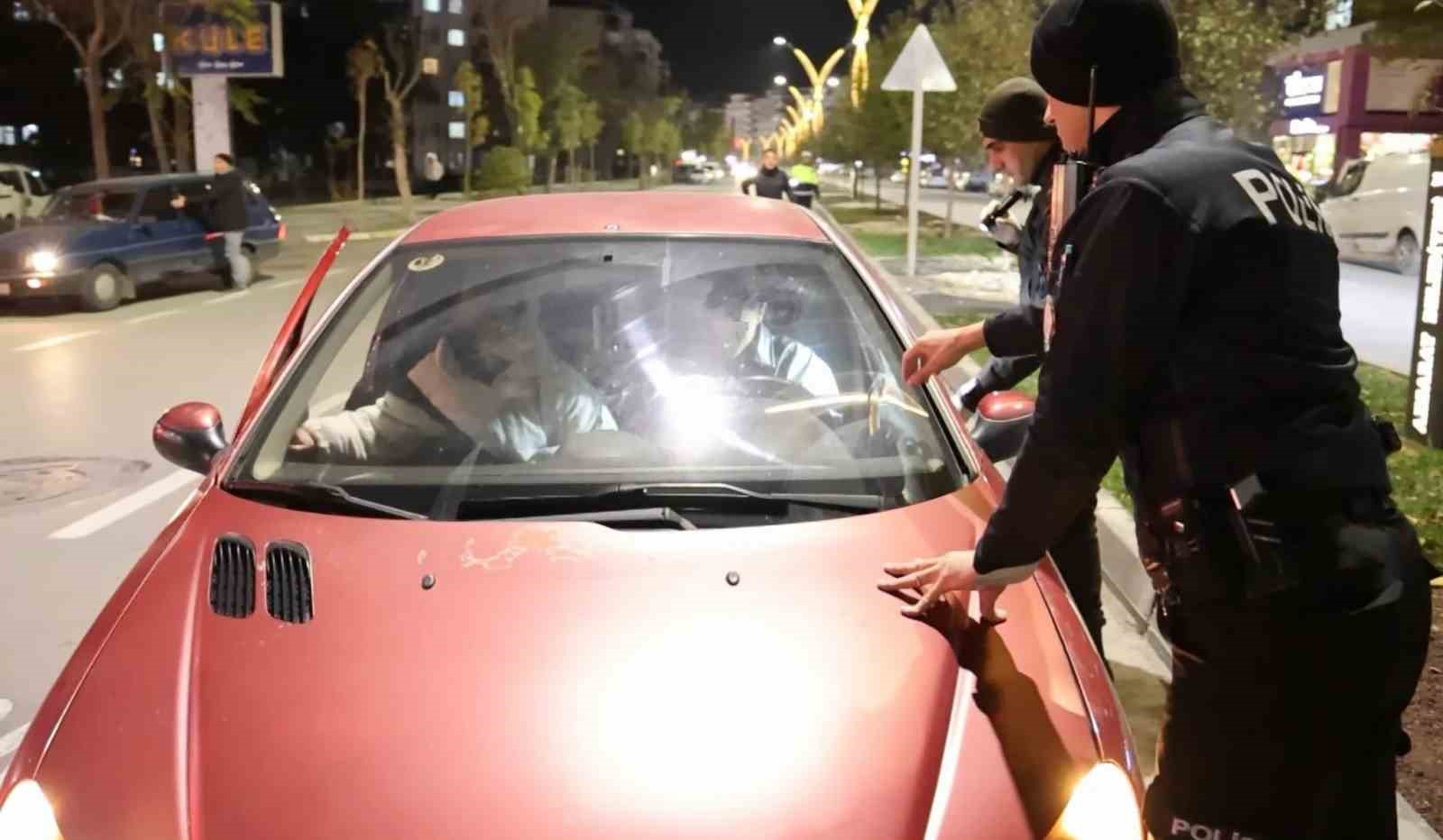 Polisten kaçmak isteyen 15 yaşındaki sürücü böyle yakalandı 6 polisten kacmak isteyen 15 yasindaki surucu boyle yakalandi 2 jOEBYw7R