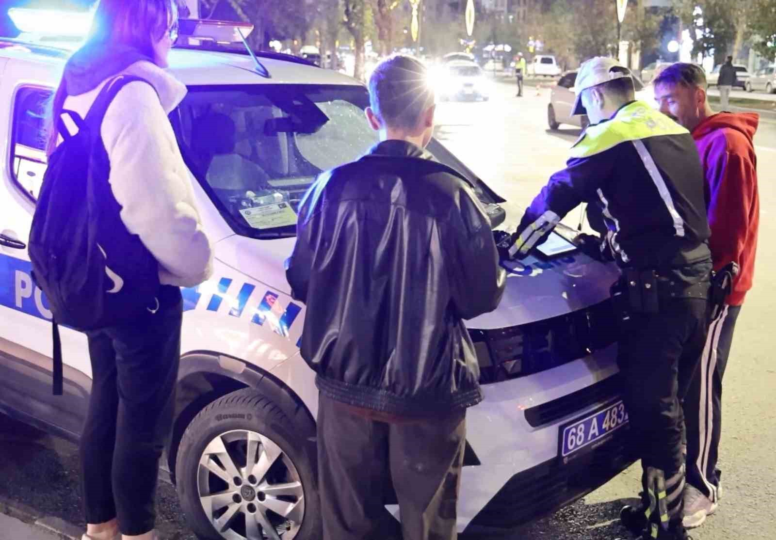 Polisten kaçmak isteyen 15 yaşındaki sürücü böyle yakalandı 9 polisten kacmak isteyen 15 yasindaki surucu boyle yakalandi 5 IzkksGlO