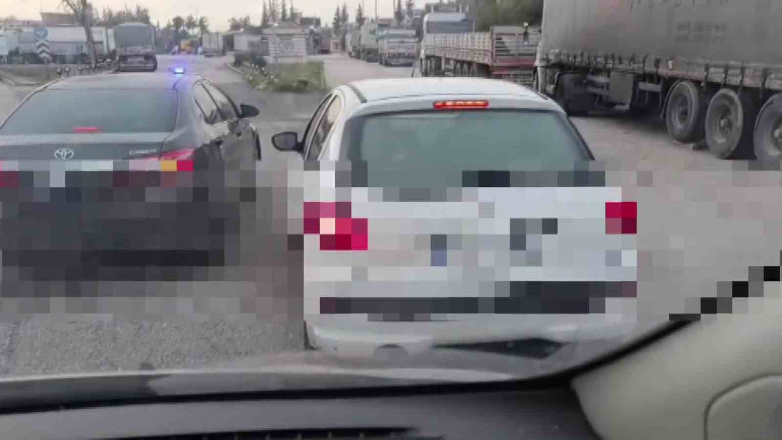 Polisten nefes kesen kovalamaca: Damacanalardan su yerine 28 kilo sıvı uyuşturucu çıktı 4 polisten nefes kesen kovalamaca damacanalardan su yerine 28 kilo sivi uyusturucu cikti 0 zNirZ5j6