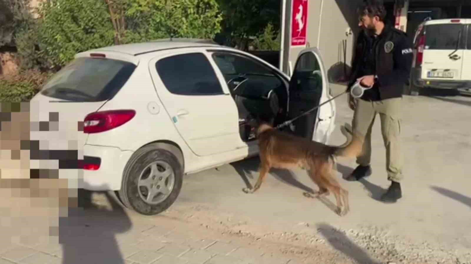 Polisten nefes kesen kovalamaca: Damacanalardan su yerine 28 kilo sıvı uyuşturucu çıktı 5 polisten nefes kesen kovalamaca damacanalardan su yerine 28 kilo sivi uyusturucu cikti 1 YgR4dMTn