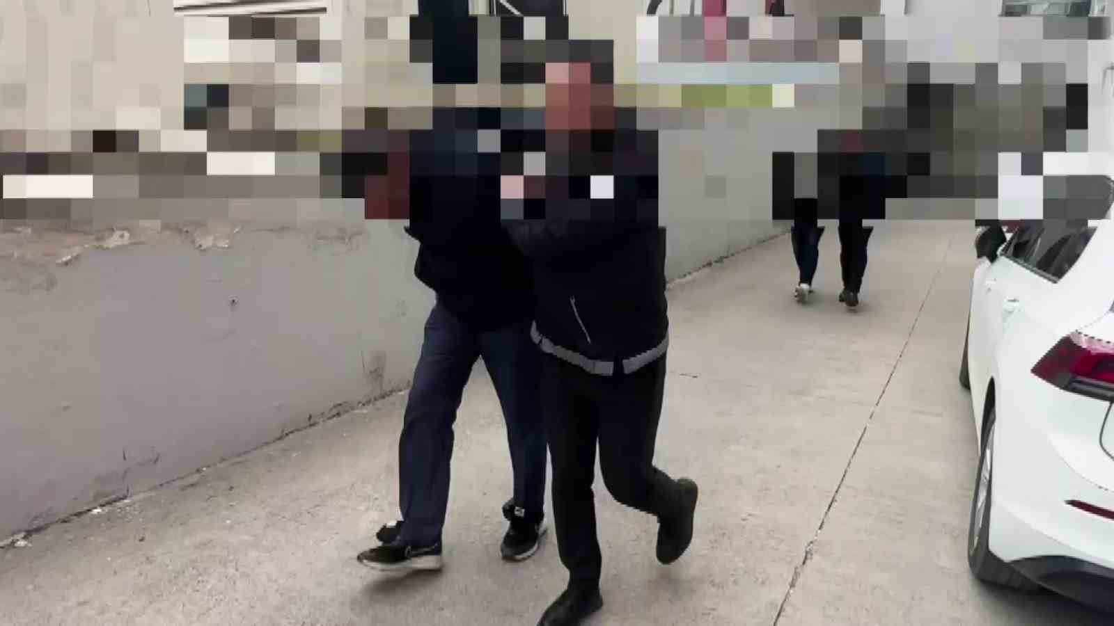 Polisten nefes kesen kovalamaca: Damacanalardan su yerine 28 kilo sıvı uyuşturucu çıktı 6 polisten nefes kesen kovalamaca damacanalardan su yerine 28 kilo sivi uyusturucu cikti 2 gZBCt8rr
