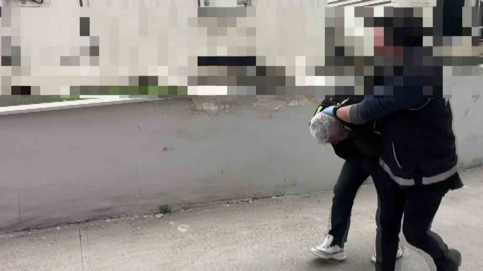 Polisten nefes kesen kovalamaca: Damacanalardan su yerine 28 kilo sıvı uyuşturucu çıktı 7 polisten nefes kesen kovalamaca damacanalardan su yerine 28 kilo sivi uyusturucu cikti 3 m38Lekjy