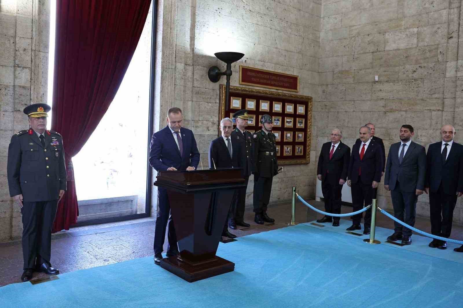 Polonya Cumhurbaşkanı Nawrocki, Anıtkabir’i ziyaret etti 6 polonya cumhurbaskani nawrocki anitkabiri ziyaret etti 2 chSdXsTA