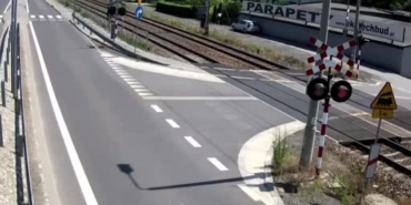 polonyada-isik-ihlali-yapan-araca-hemzemin-gecitte-tren-carpti-MGn5OECn.jpg