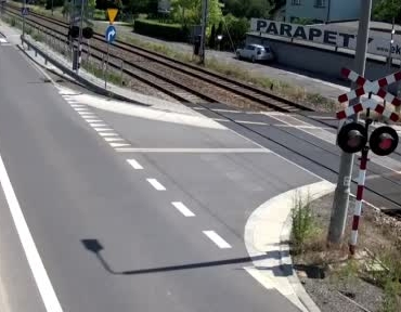 polonyada-isik-ihlali-yapan-araca-hemzemin-gecitte-tren-carpti-MGn5OECn.jpg