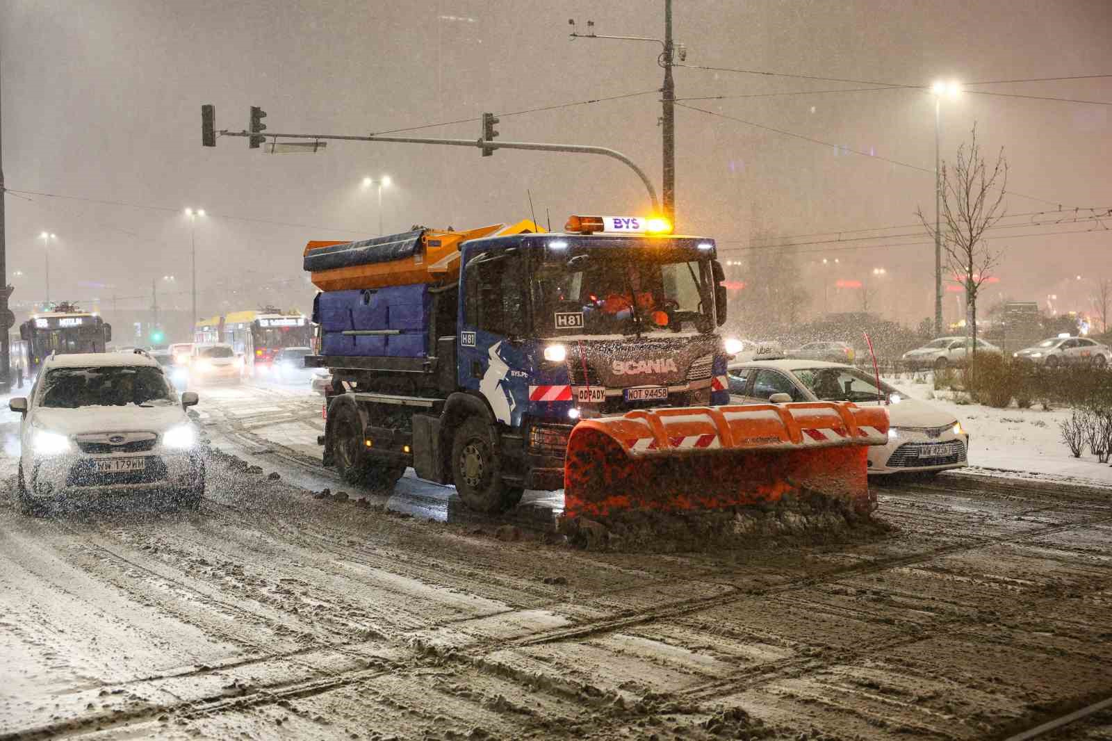 polonyada kar esareti yuzlerce arac yollarda kaldi 3 BKOKmA8V