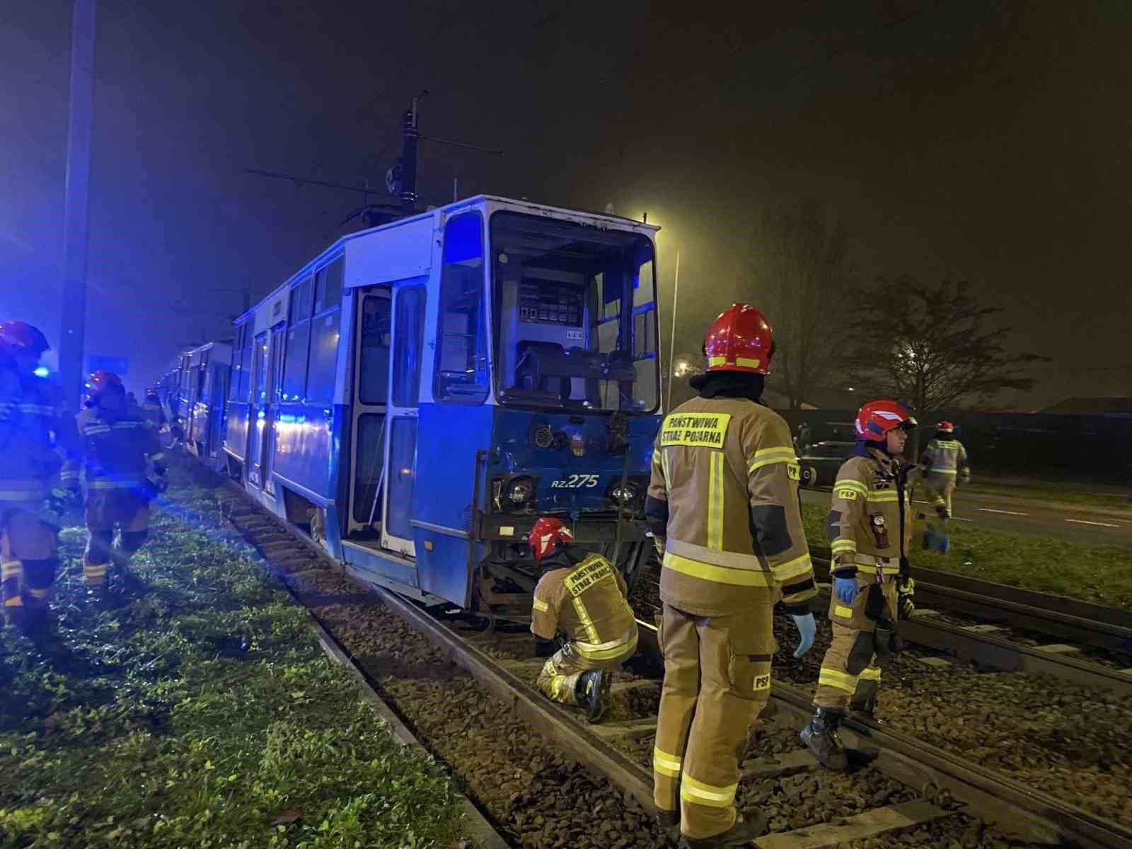 polonyada tramvay kazasi 2si agir 35 yarali 2 mPqgijVB