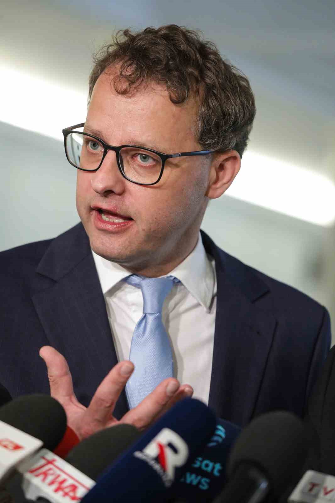 Polonya’dan Macaristan’a sığınan eski Adalet Bakanı Yardımcısı hakkında tutuklama emri 4 polonyadan macaristana siginan eski adalet bakani yardimcisi hakkinda tutuklama emri 0 6HSEKa6w