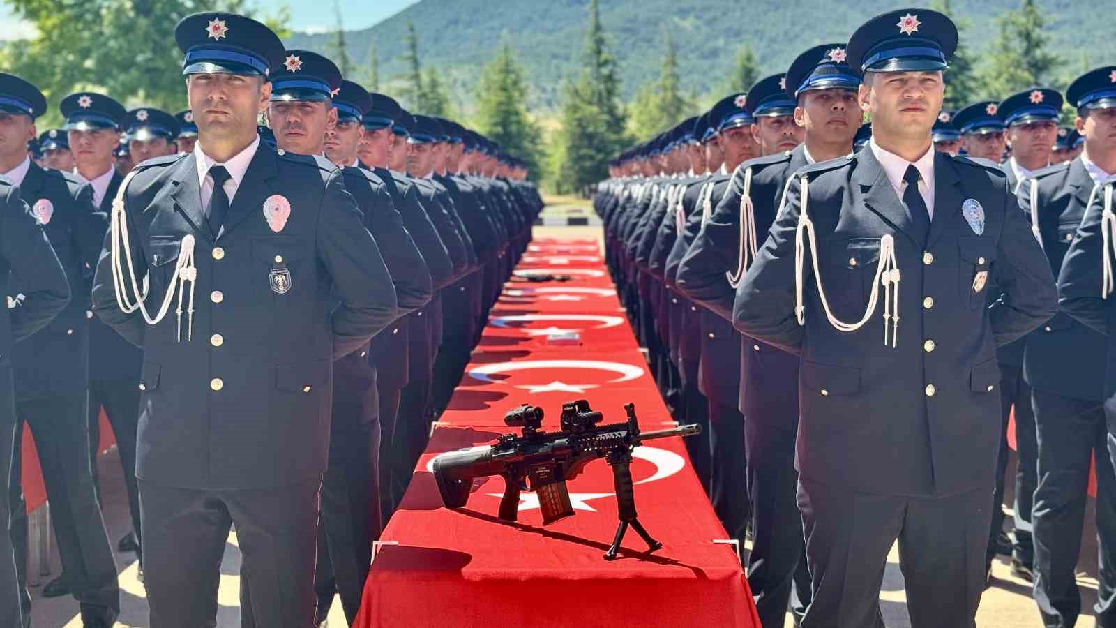 pomemde mezuniyet coskusu 408 ogrenci polislige ilk adimini atti 2 UDIlkzGU