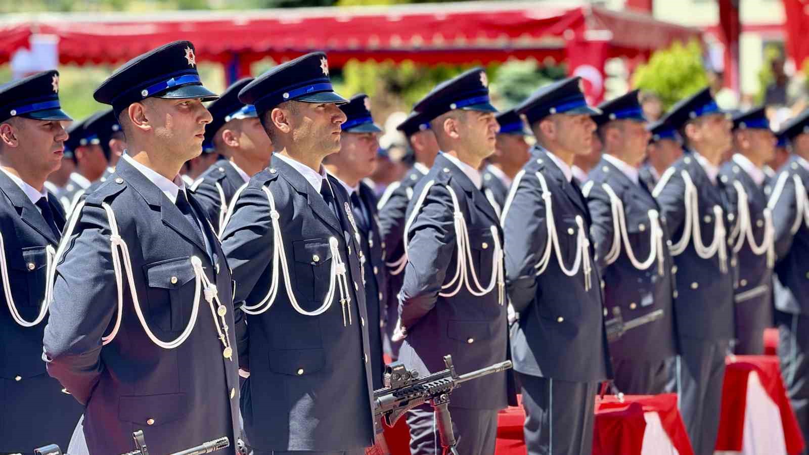 pomemde mezuniyet coskusu 408 ogrenci polislige ilk adimini atti 5 2G6wr55s