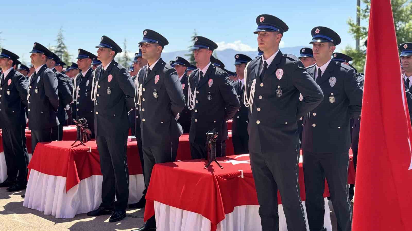 pomemde mezuniyet coskusu 408 ogrenci polislige ilk adimini atti 6 rH5XhN9H