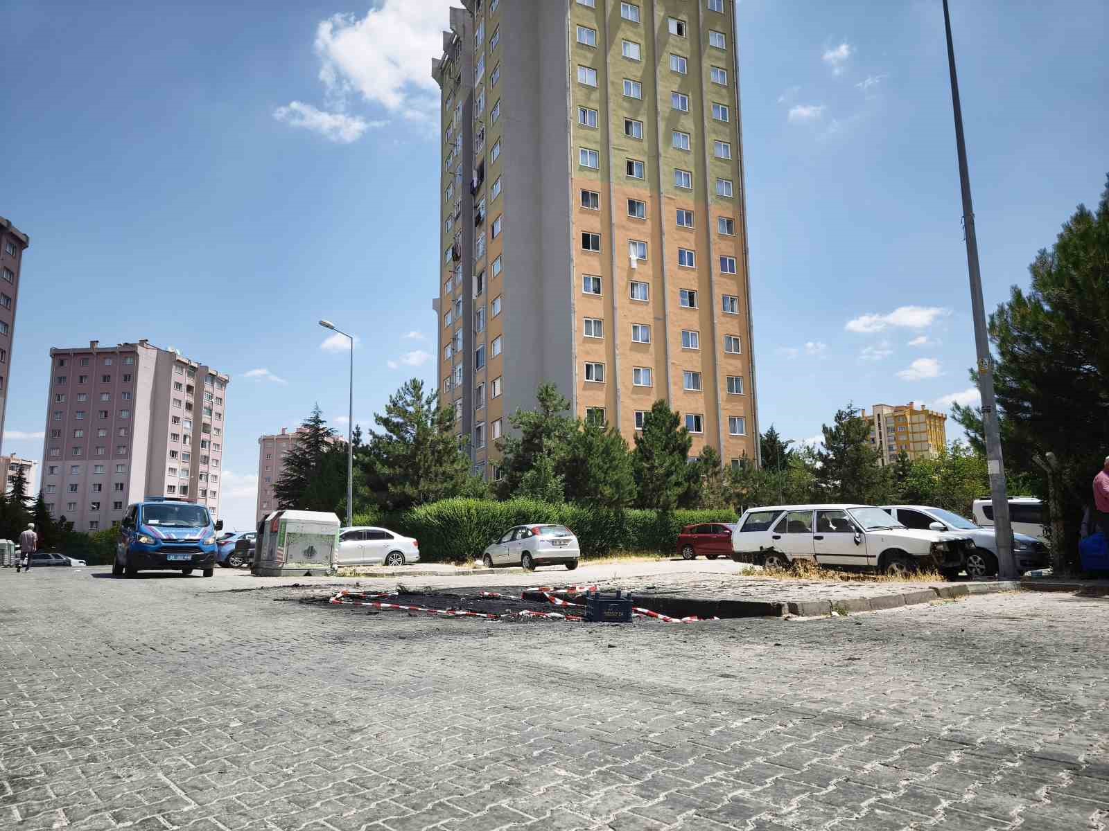 pompali tufekle dehset sacan sahis sevgilisi oldugu iddia edilen kadinin hem dukkanini hem aracini QB5hqsUq