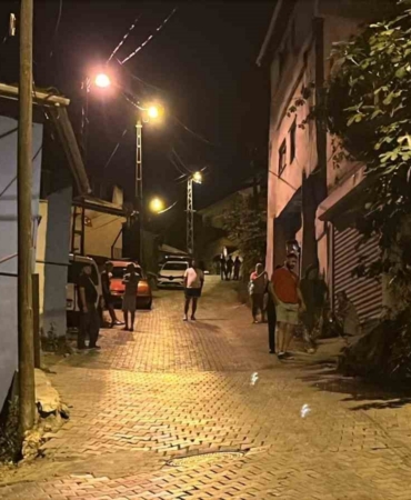 pompali-tufekle-geldi-gece-yarisi-mahalleliyi-sokaga-doktu-1-yarali-VeZgOwvk.jpg