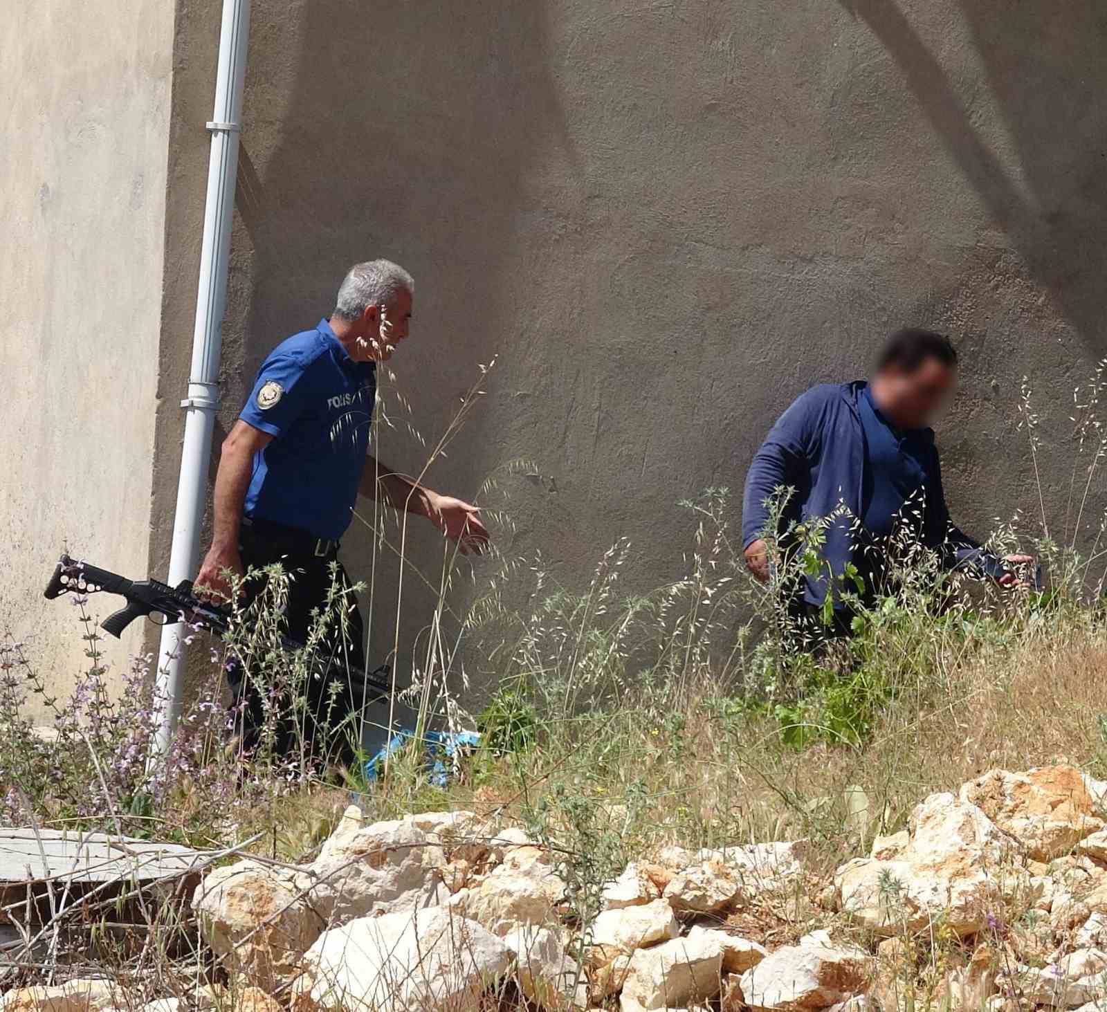 Pompalı tüfekle yaraladığı kişinin ardından polisle birlikte boş kartuş aradı 4 pompali tufekle yaraladigi kisinin ardindan polisle birlikte bos kartus aradi 0 MiVUdDLf