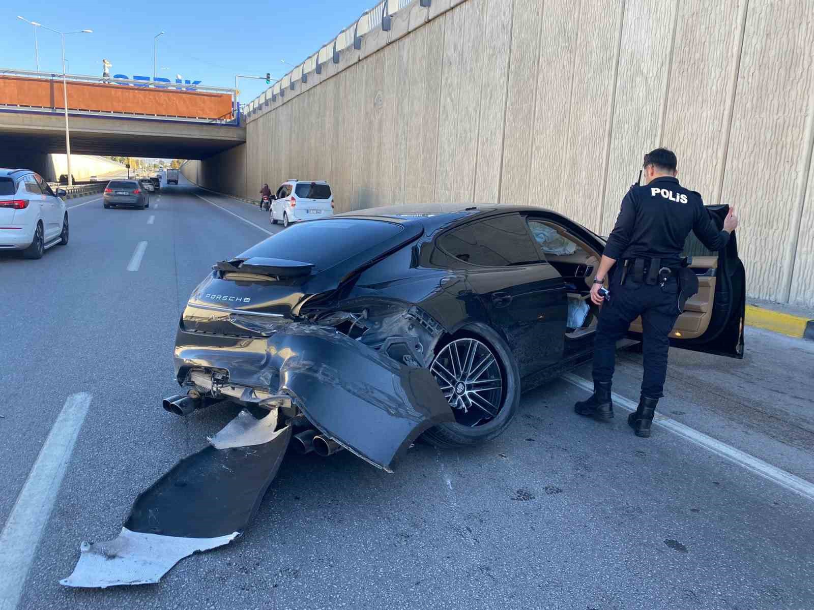 porsche otomobil once bir araca sonra alt gecit duvarina carpti 1 yarali 0 9Kbjfsnt