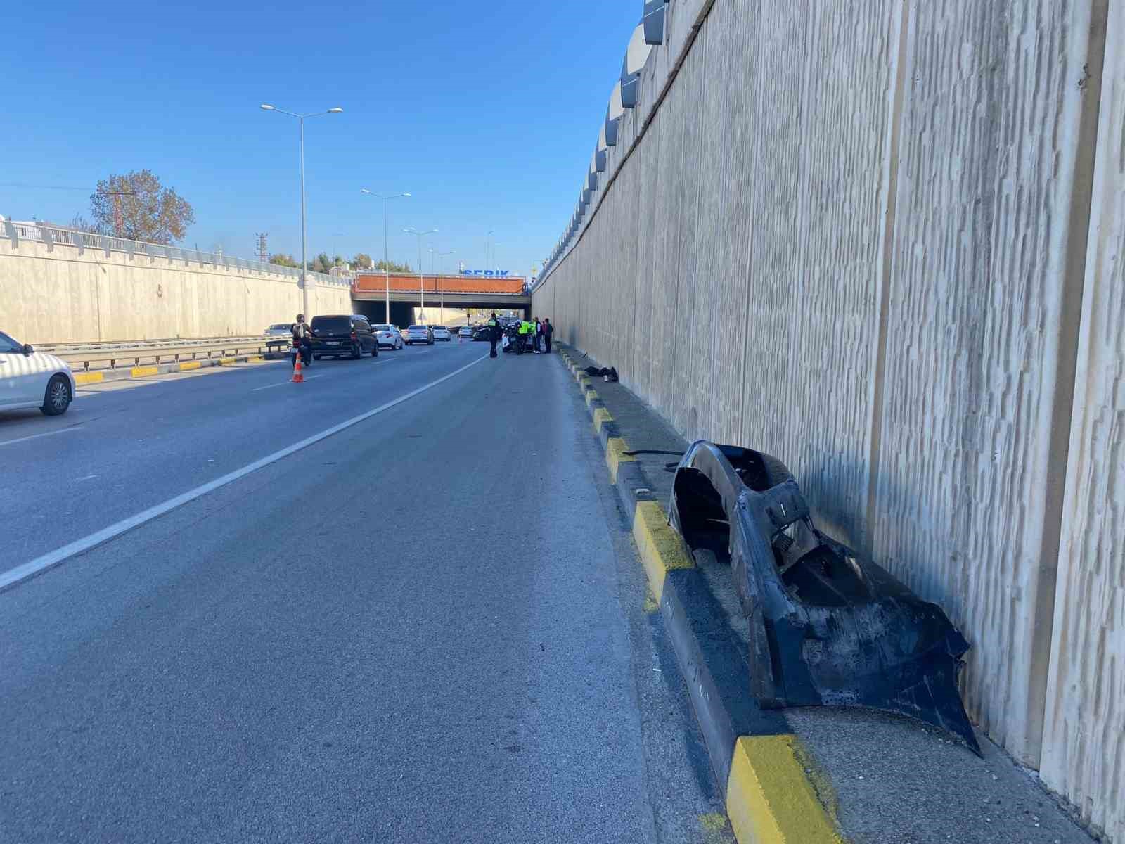 porsche otomobil once bir araca sonra alt gecit duvarina carpti 1 yarali 1 kadceNHM