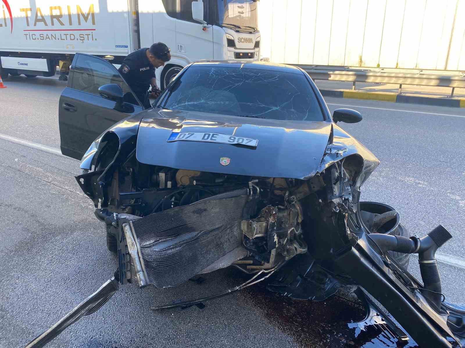 porsche otomobil once bir araca sonra alt gecit duvarina carpti 1 yarali 2 HCyyyMya