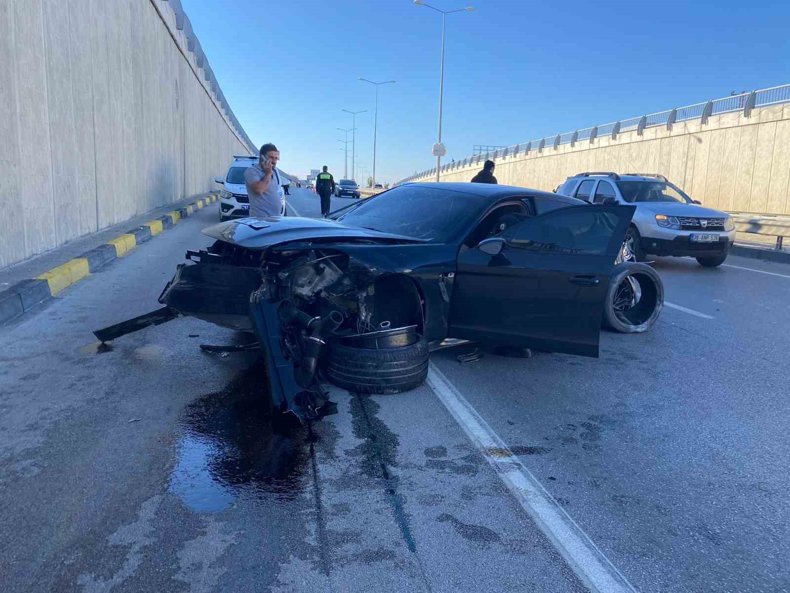 porsche otomobil once bir araca sonra alt gecit duvarina carpti 1 yarali 3 bYaCU2Wa