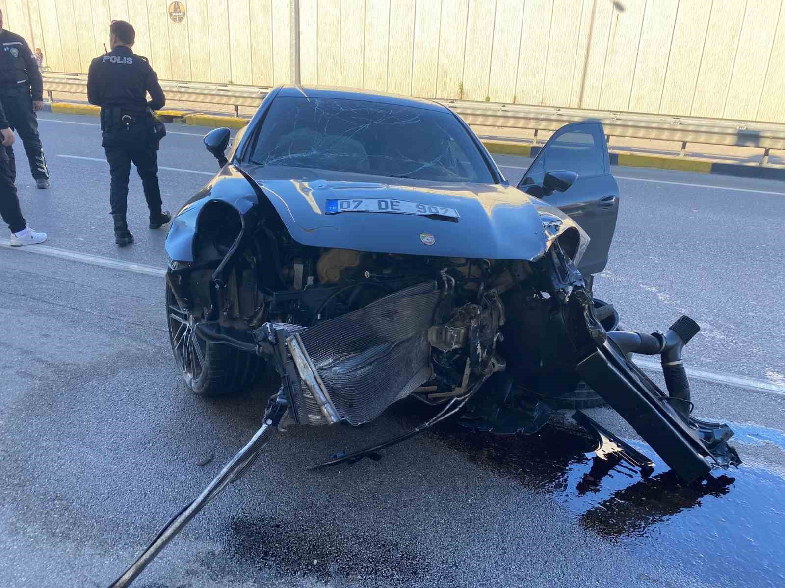 porsche otomobil once bir araca sonra alt gecit duvarina carpti 1 yarali 5 3wCjJNnn