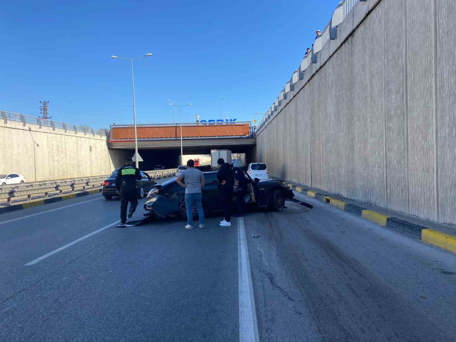 porsche otomobil once bir araca sonra alt gecit duvarina carpti 1 yarali 6 XUtOj8sO