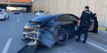 porsche-otomobil-once-bir-araca-sonra-alt-gecit-duvarina-carpti-1-yarali-Y7wrrHMK.jpg
