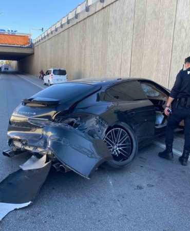 porsche-otomobil-once-bir-araca-sonra-alt-gecit-duvarina-carpti-1-yarali-Y7wrrHMK.jpg
