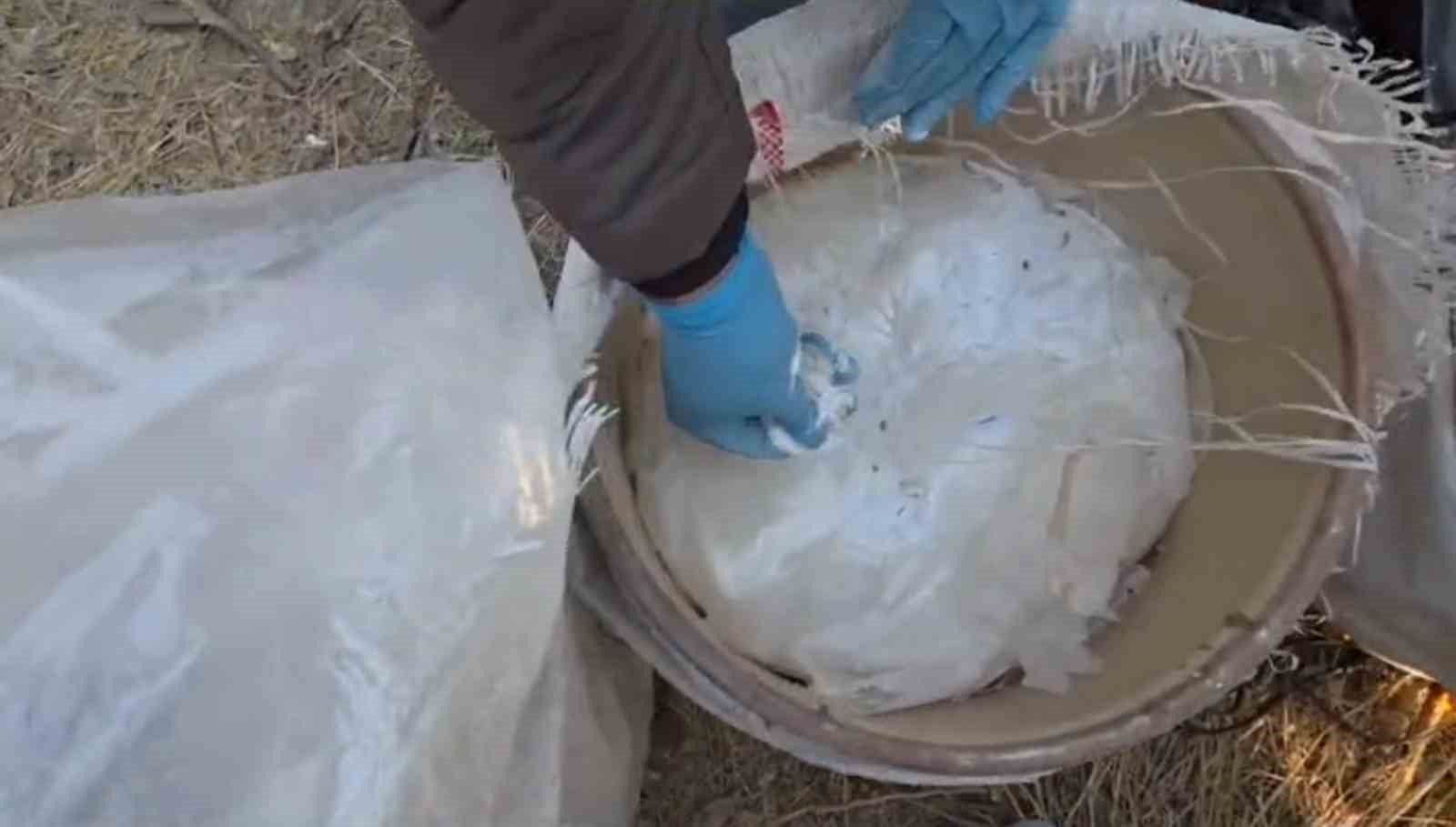 Portakal bahçesinde gerçekleşen uyuşturucu alışverişine polis ekiplerinden baskın: 175 kilogram kimyasal uyuşturucu ham maddesi ele geçirildi 9 portakal bahcesinde gerceklesen uyusturucu alisverisine polis ekiplerinden baskin 175 kilogram kimyasal uyusturucu ham maddesi GNbUNOvn