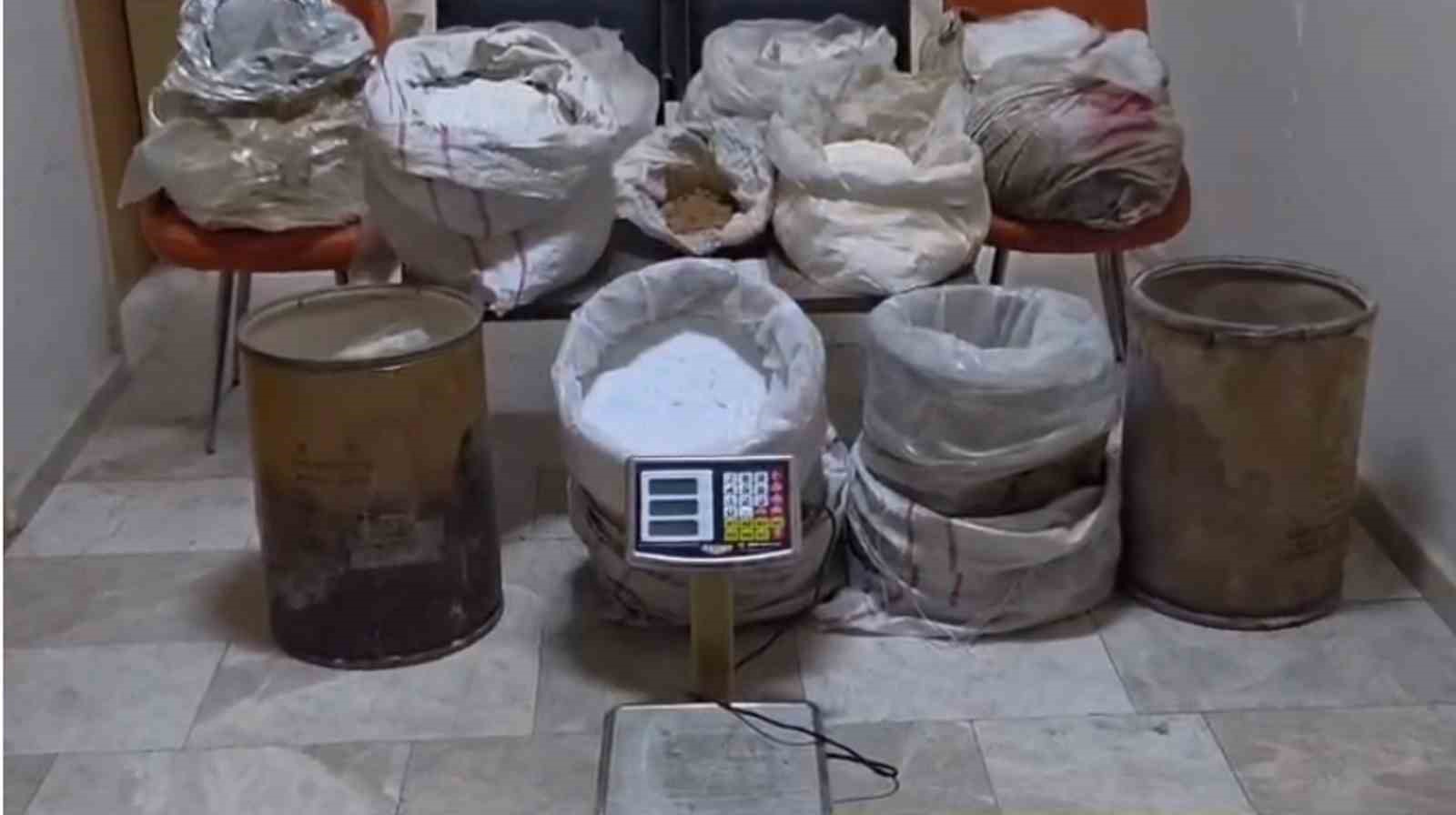Portakal bahçesinde gerçekleşen uyuşturucu alışverişine polis ekiplerinden baskın: 175 kilogram kimyasal uyuşturucu ham maddesi ele geçirildi 6 portakal bahcesinde gerceklesen uyusturucu alisverisine polis ekiplerinden baskin 175 kilogram kimyasal uyusturucu ham maddesi ivcrPIiB