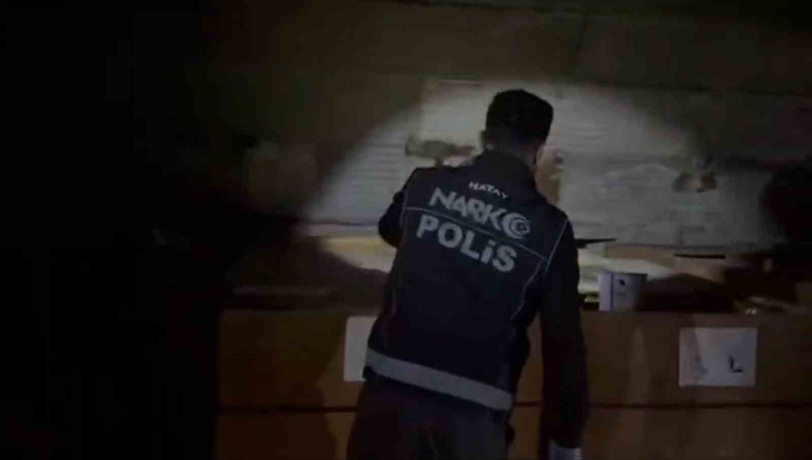 Portakal bahçesinde gerçekleşen uyuşturucu alışverişine polis ekiplerinden baskın: 175 kilogram kimyasal uyuşturucu ham maddesi ele geçirildi 7 portakal bahcesinde gerceklesen uyusturucu alisverisine polis ekiplerinden baskin 175 kilogram kimyasal uyusturucu ham maddesi jShtwi7l