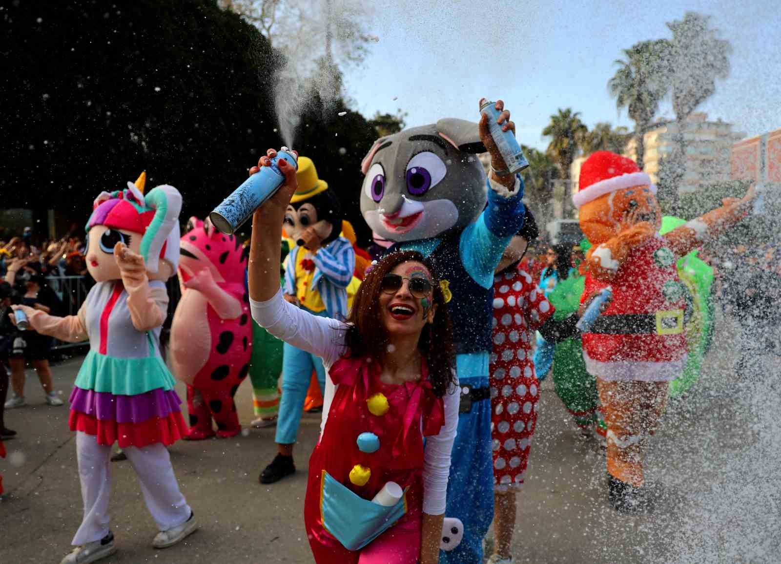 portakal cicegi karnavalinda renkli kortej 1