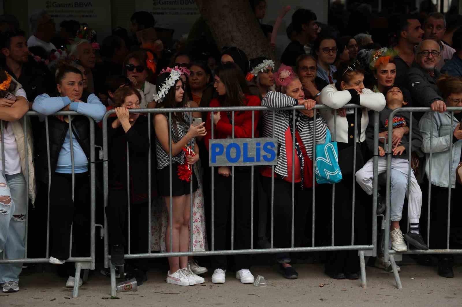 portakal cicegi karnavalinda renkli kortej 12 cNq6cNQW