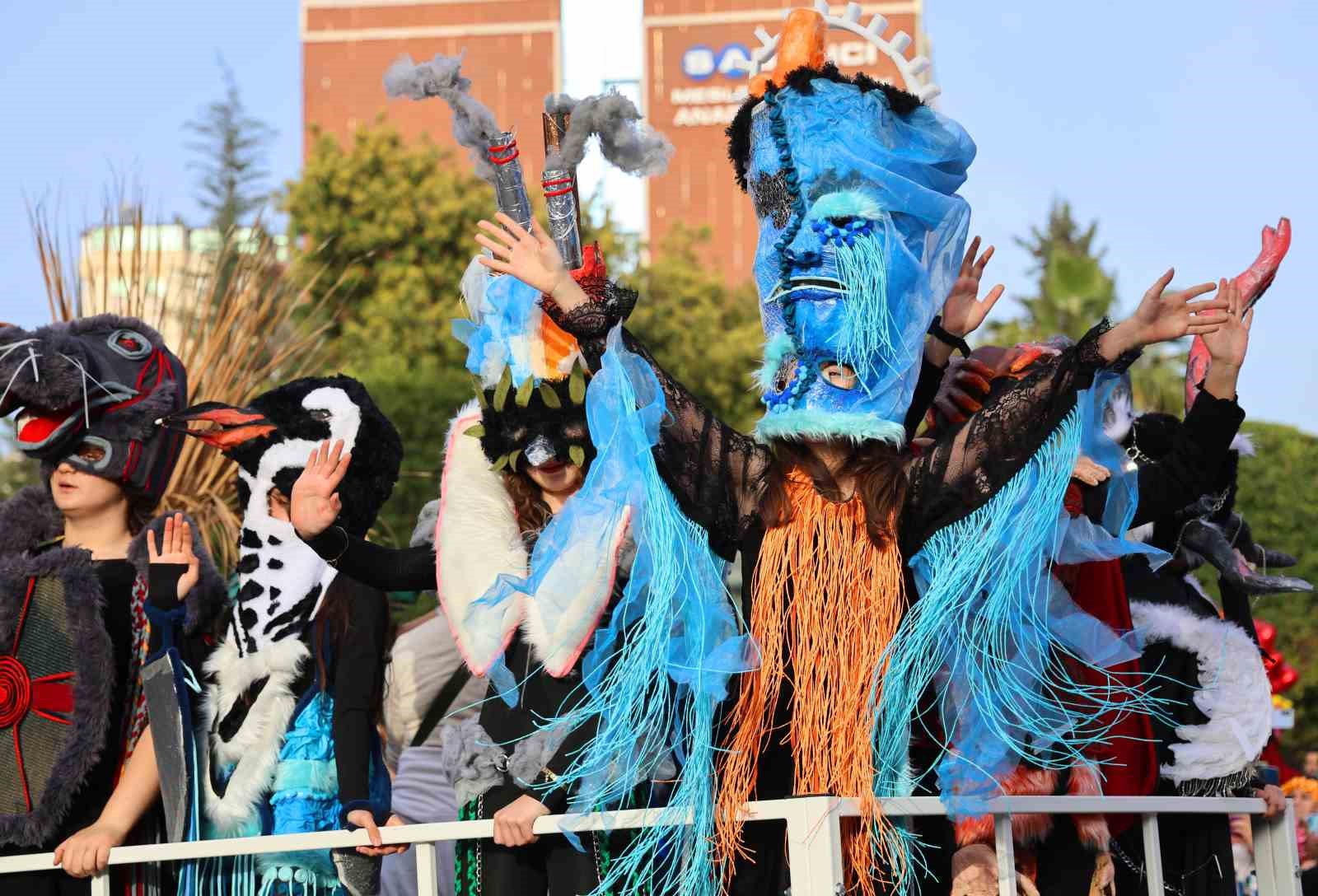 portakal cicegi karnavalinda renkli kortej 18 uHcUlAOA