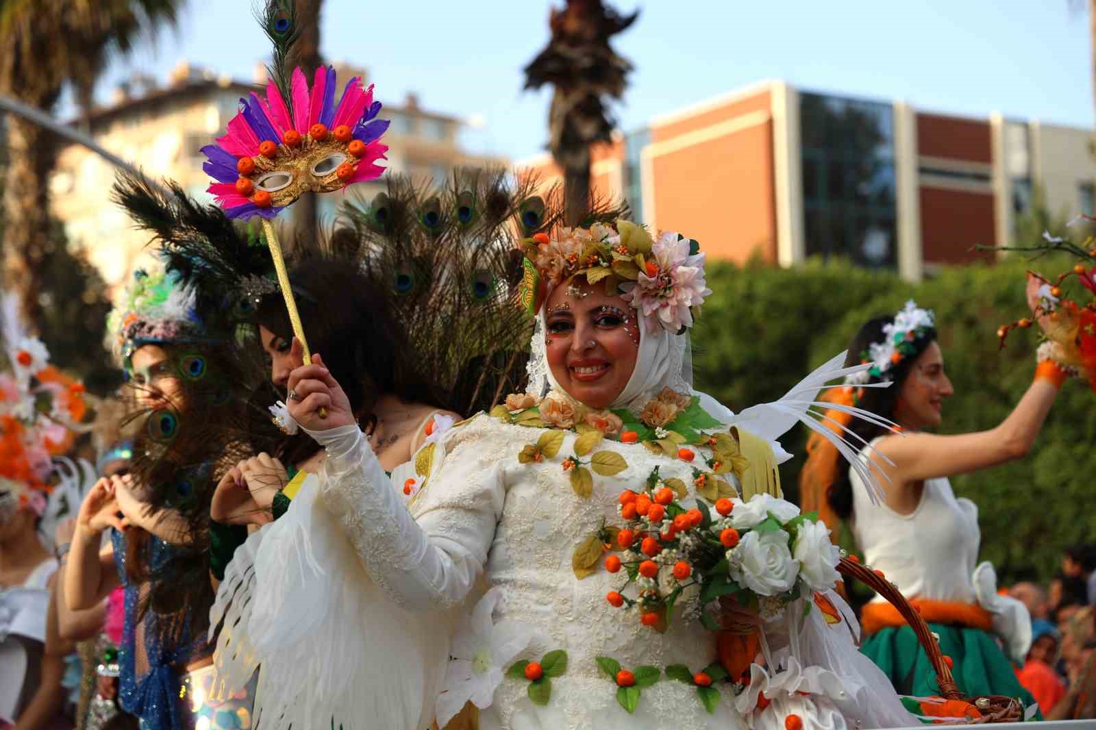 portakal cicegi karnavalinda renkli kortej 19 NOuXnZ7B