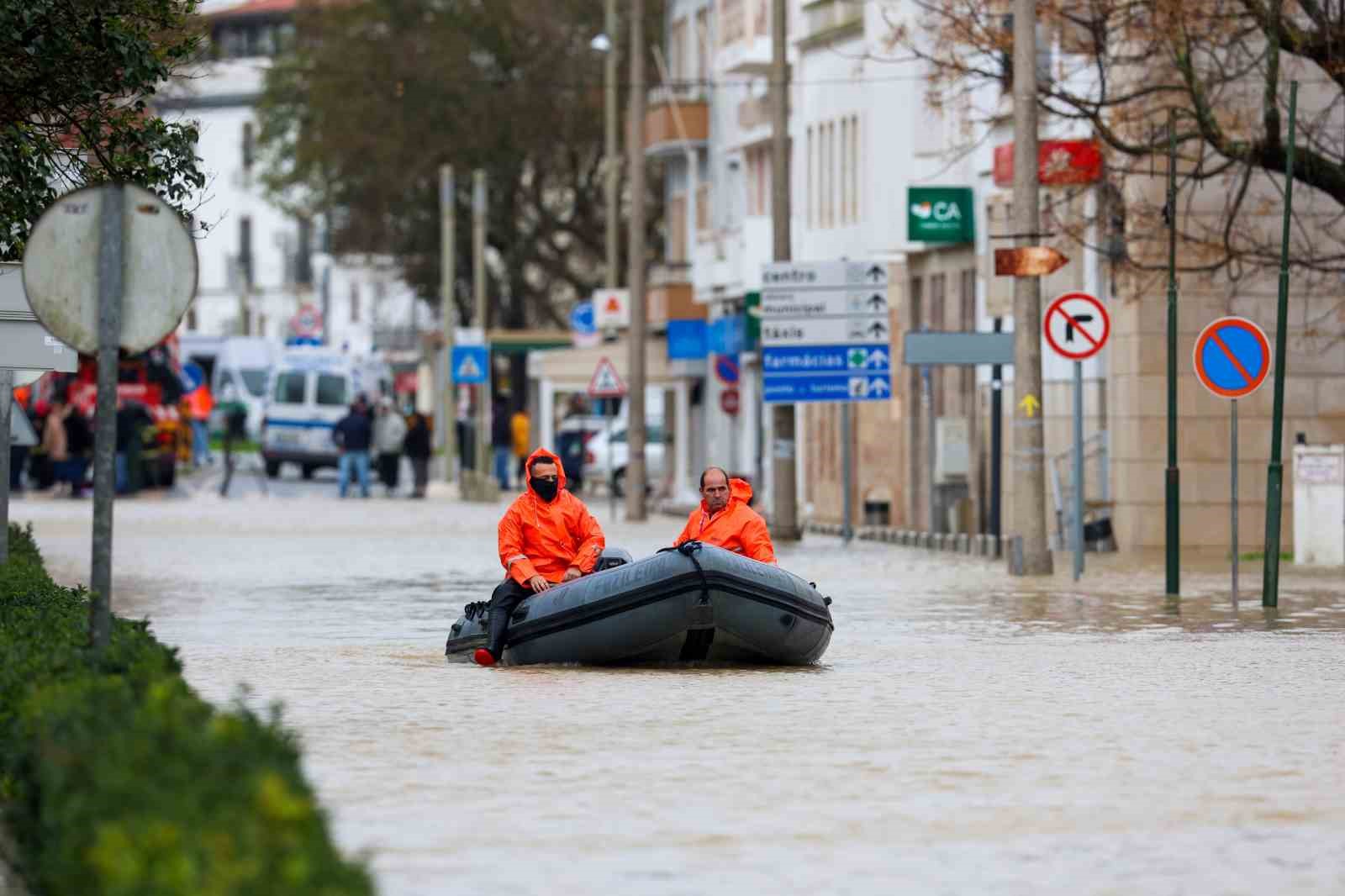 portekizi firtina vurdu 1 kisi sel suyuna kapilarak hayatini kaybetti 3 fBkfsvyJ
