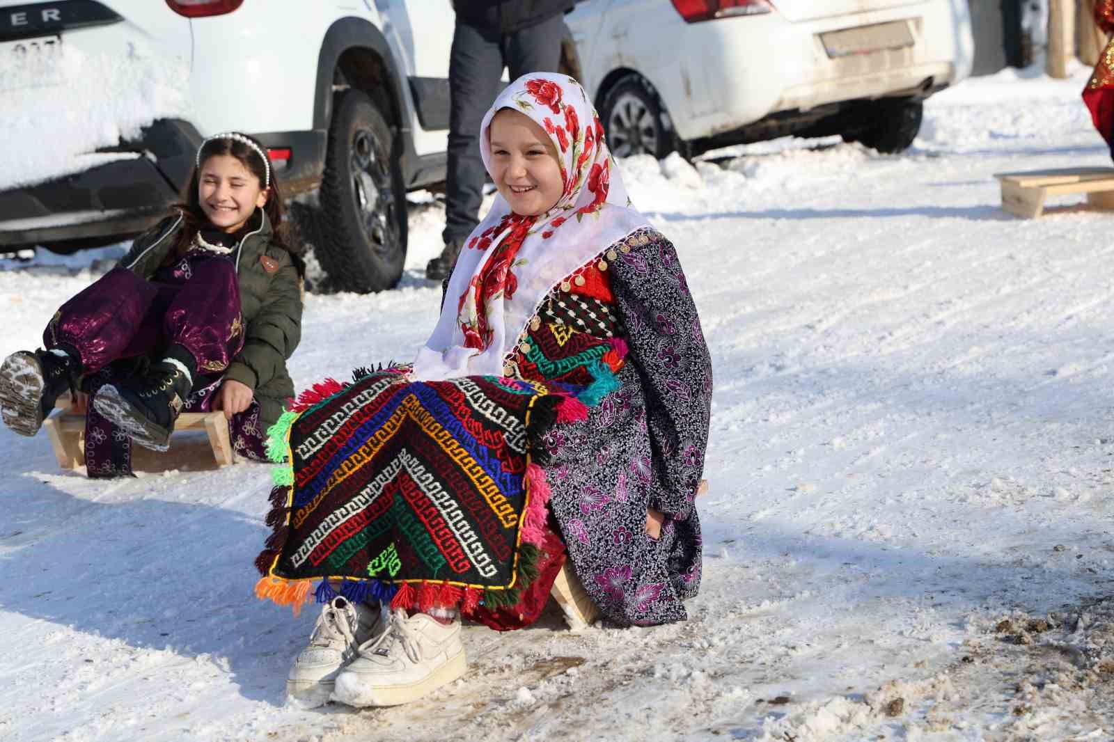 poset ve legenle kayiyorlardi kizak hediyesi turku yaktirdi 0 Yum8Wc2c