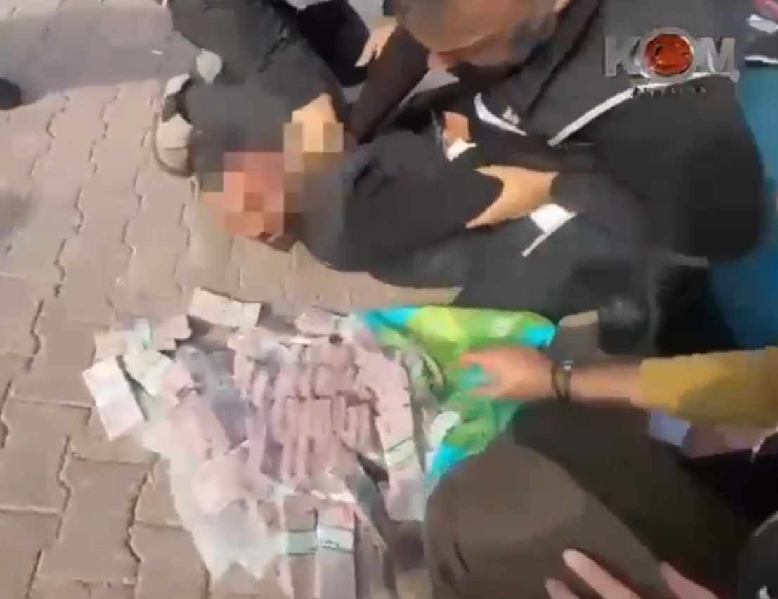 posetteki 2 milyon lira ile 30 metre gidebildiler polisin operasyonuyla yakalandilar 0 48KNvLOj